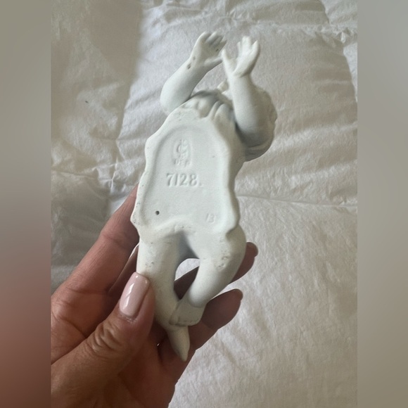 Antique German Carl Schneider Bisque Porcelain Figurine Piano Baby Girl W/Bonnet - Picture 2 of 8